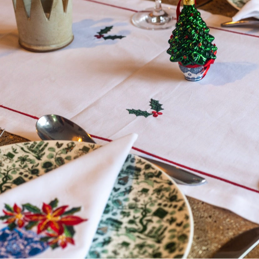 TABLE RUNNER: Festive Chinoiserie