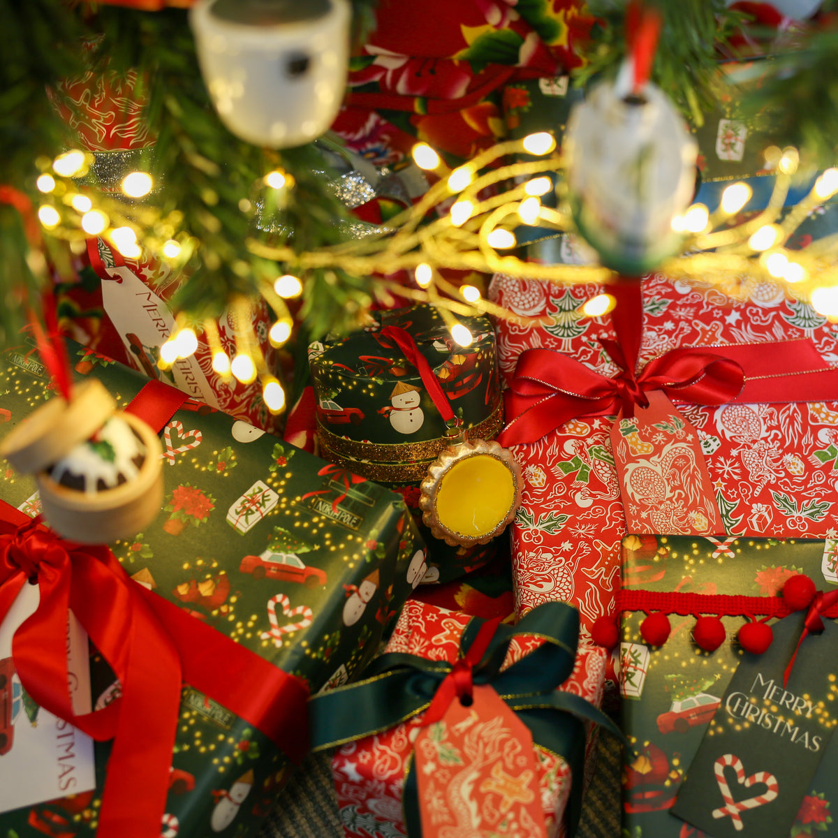CHRISTMAS CHARITY GIFT WRAP: Festive Icons