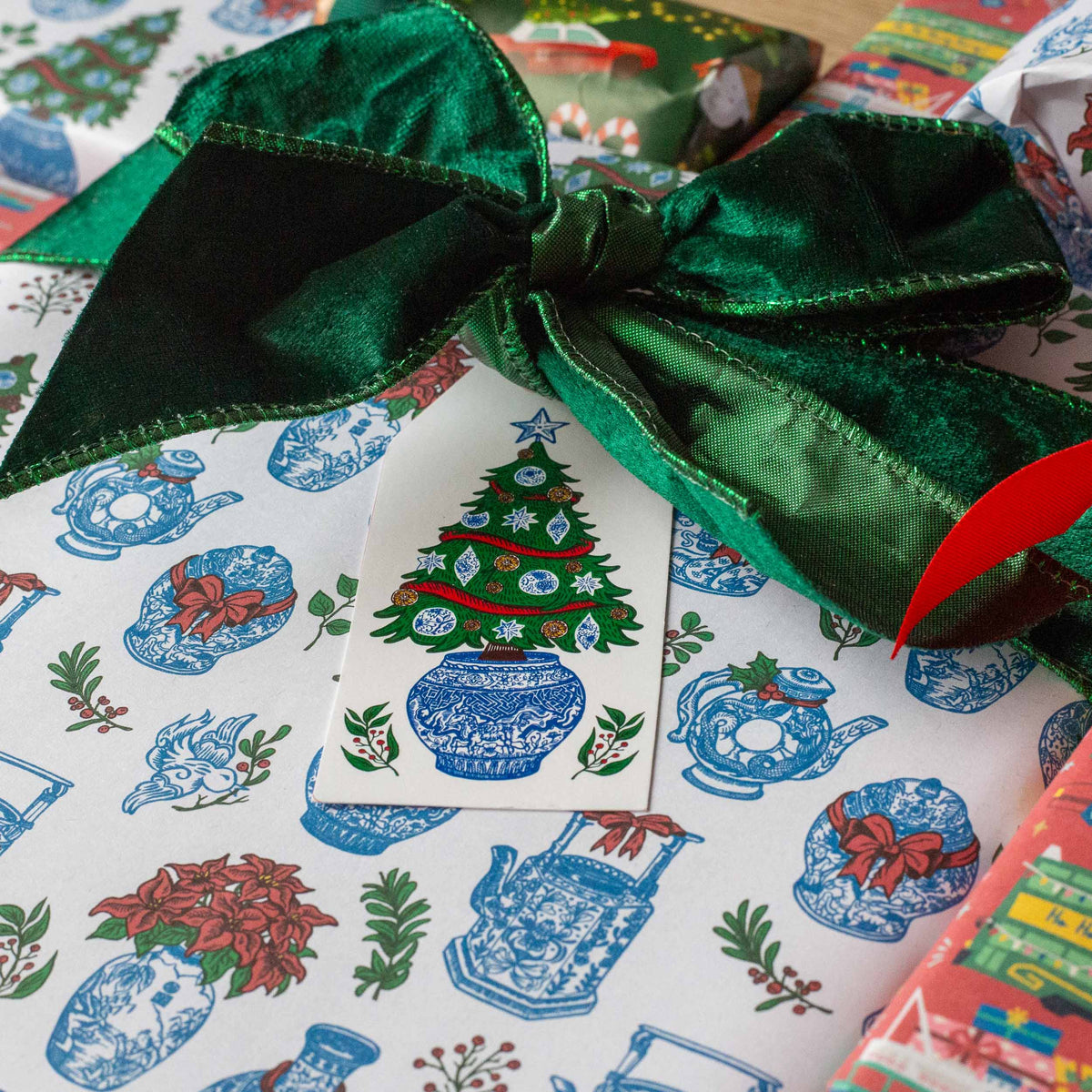 CHRISTMAS GIFT WRAP & TAGS: Festive Chinoiserie (10 sheets + 20 tags)