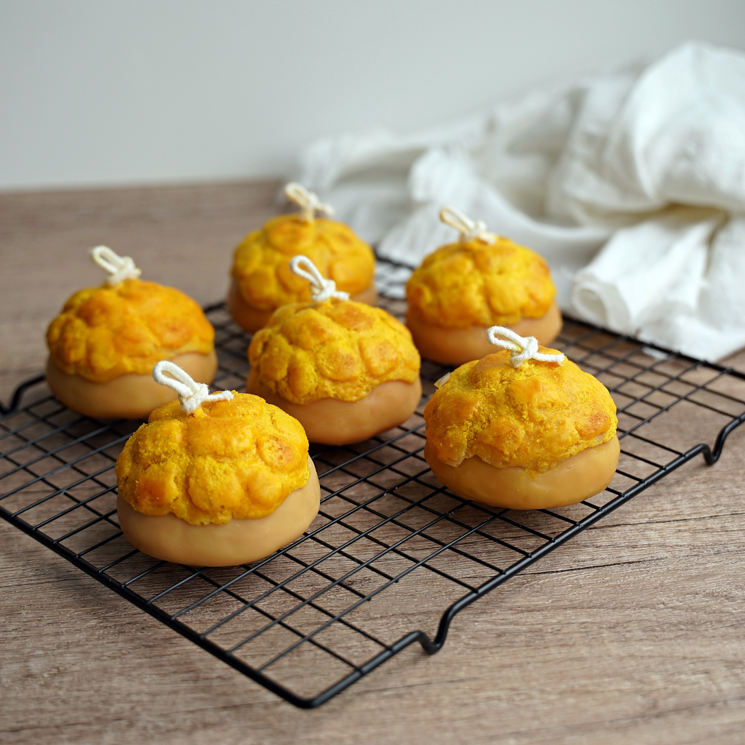 REALISTIC FOOD CANDLE: Pineapple Bun