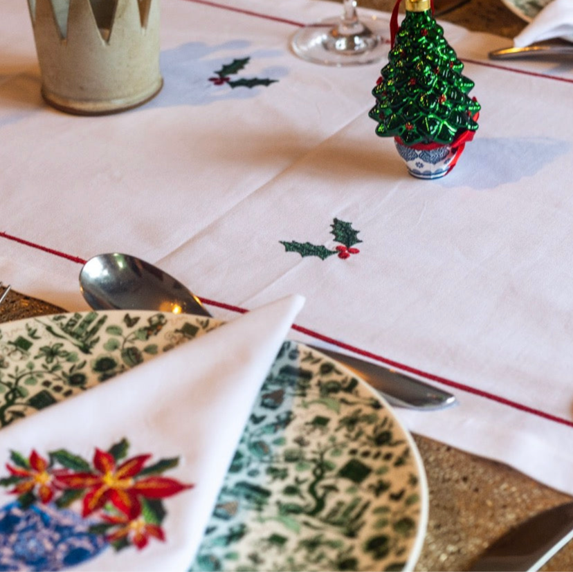 TABLE RUNNER: Festive Chinoiserie