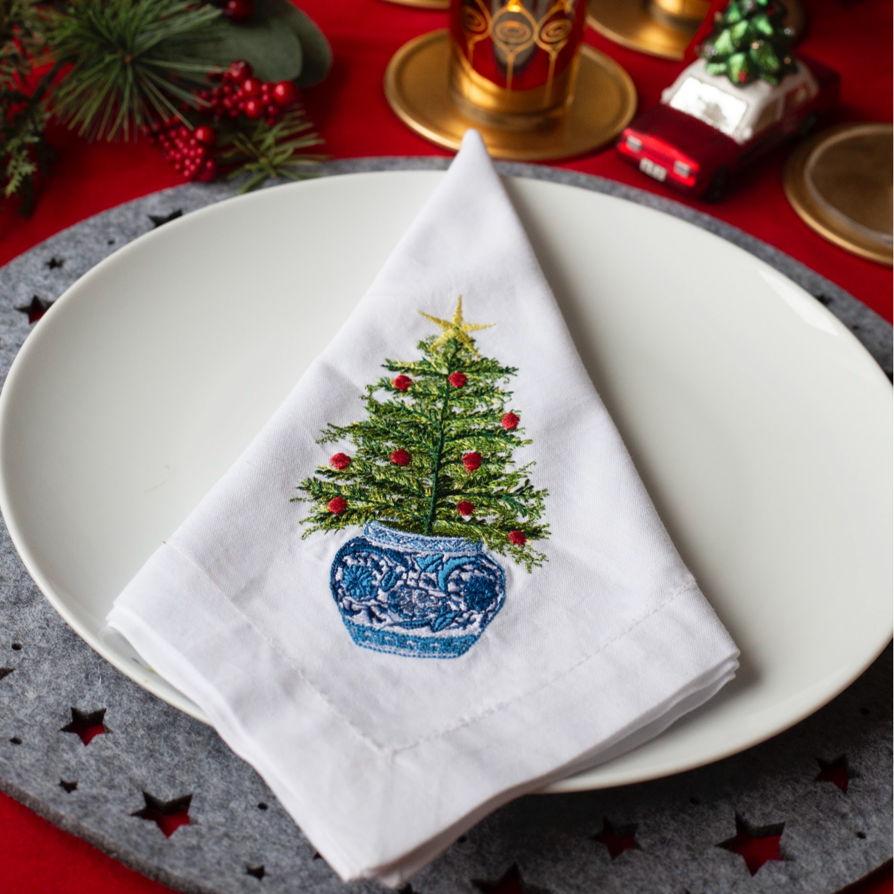 TABLE RUNNER & 4 NAPKIN SET: Festive Chinoiserie
